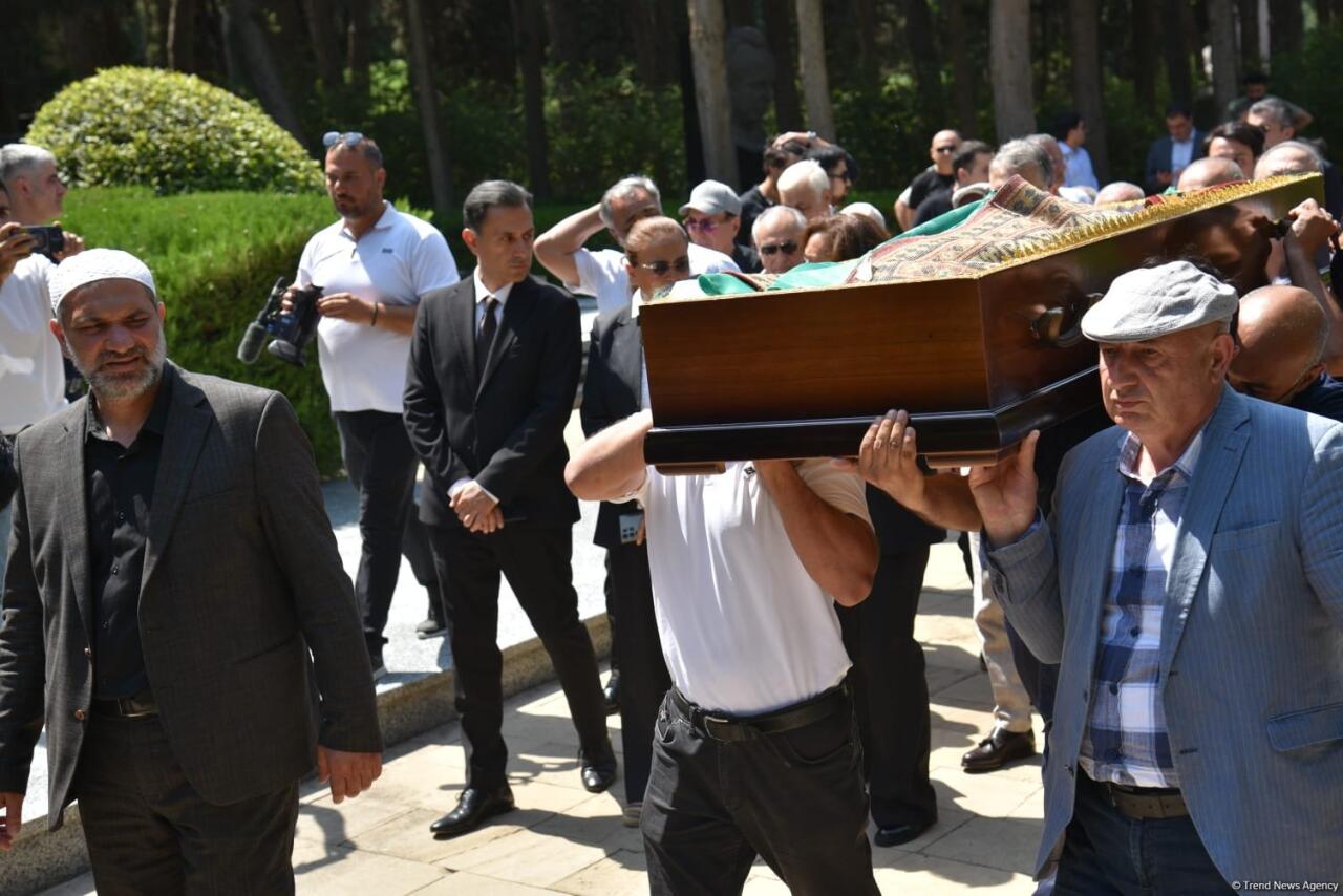 Xalq yazıçısı Elçin Əfəndiyev I Fəxri xiyabanda dəfn olunub