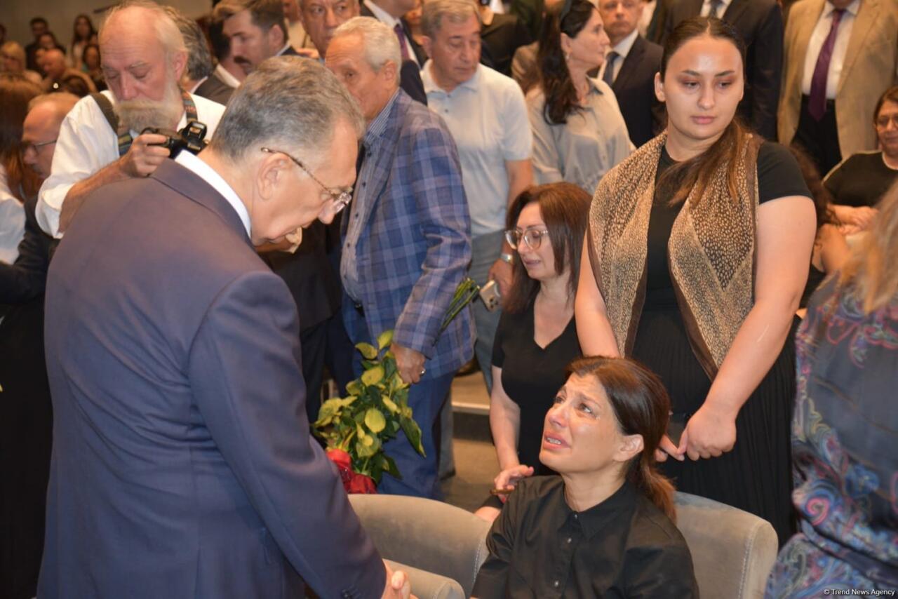 Xalq yazıçısı Elçin Əfəndiyev I Fəxri xiyabanda dəfn olunub