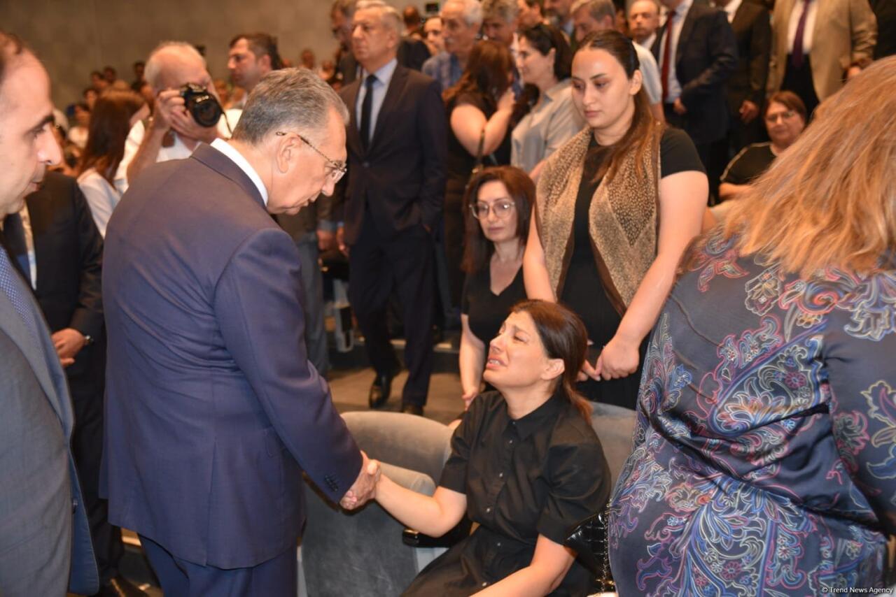 Xalq yazıçısı Elçin Əfəndiyev I Fəxri xiyabanda dəfn olunub