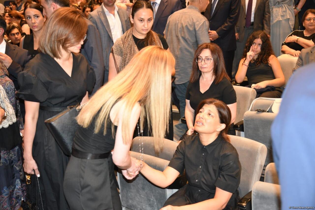 Xalq yazıçısı Elçin Əfəndiyev I Fəxri xiyabanda dəfn olunub