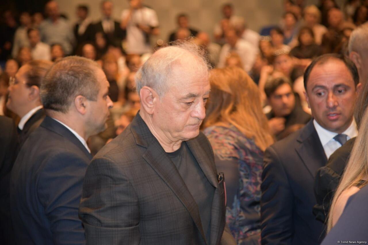Xalq yazıçısı Elçin Əfəndiyev I Fəxri xiyabanda dəfn olunub