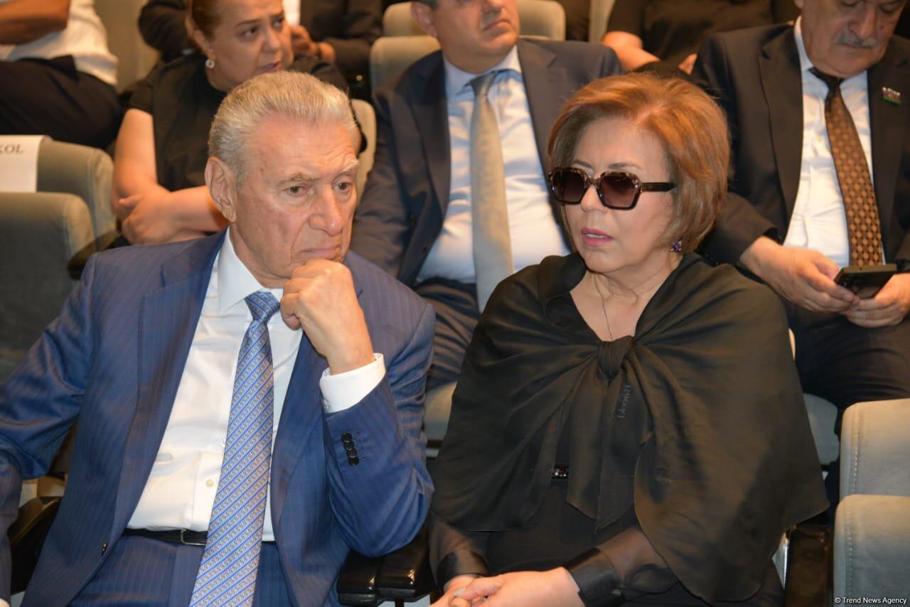 Xalq yazıçısı Elçin Əfəndiyev I Fəxri xiyabanda dəfn olunub