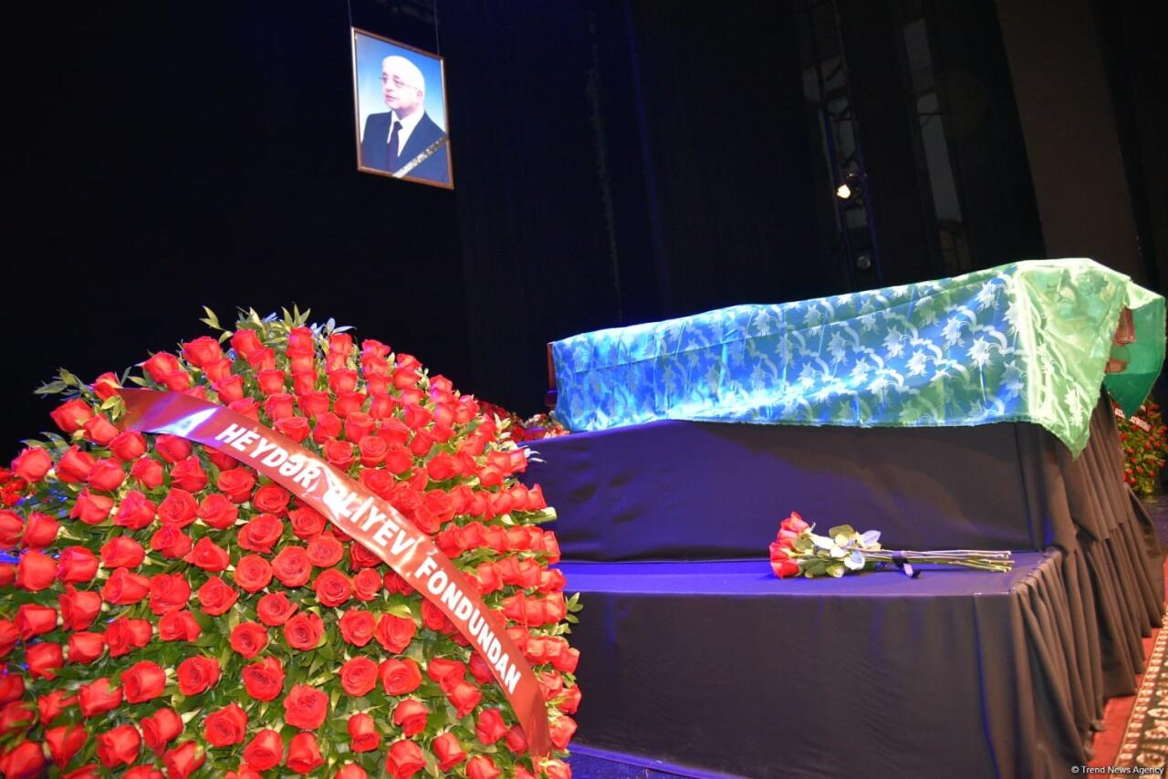Xalq yazıçısı Elçin Əfəndiyev I Fəxri xiyabanda dəfn olunub