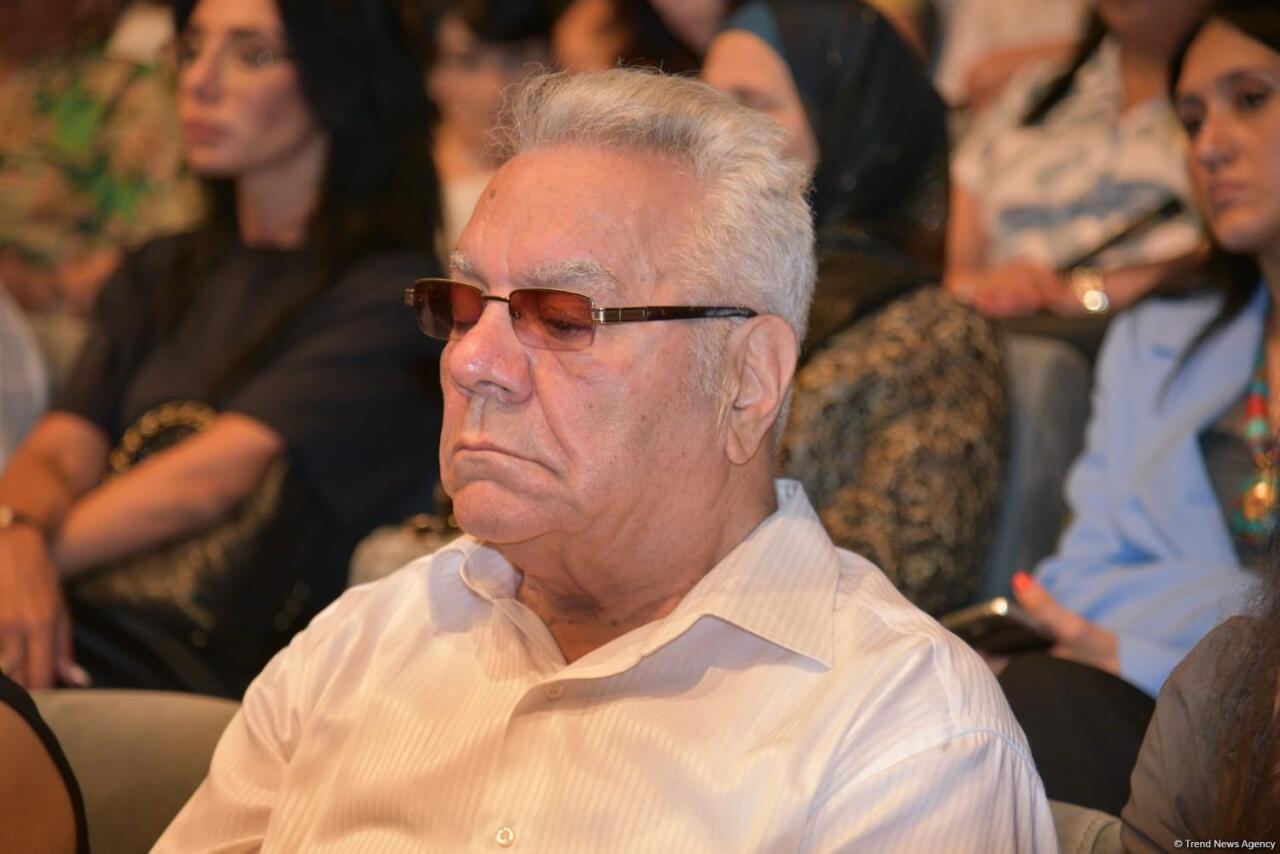 Xalq yazıçısı Elçin Əfəndiyev I Fəxri xiyabanda dəfn olunub