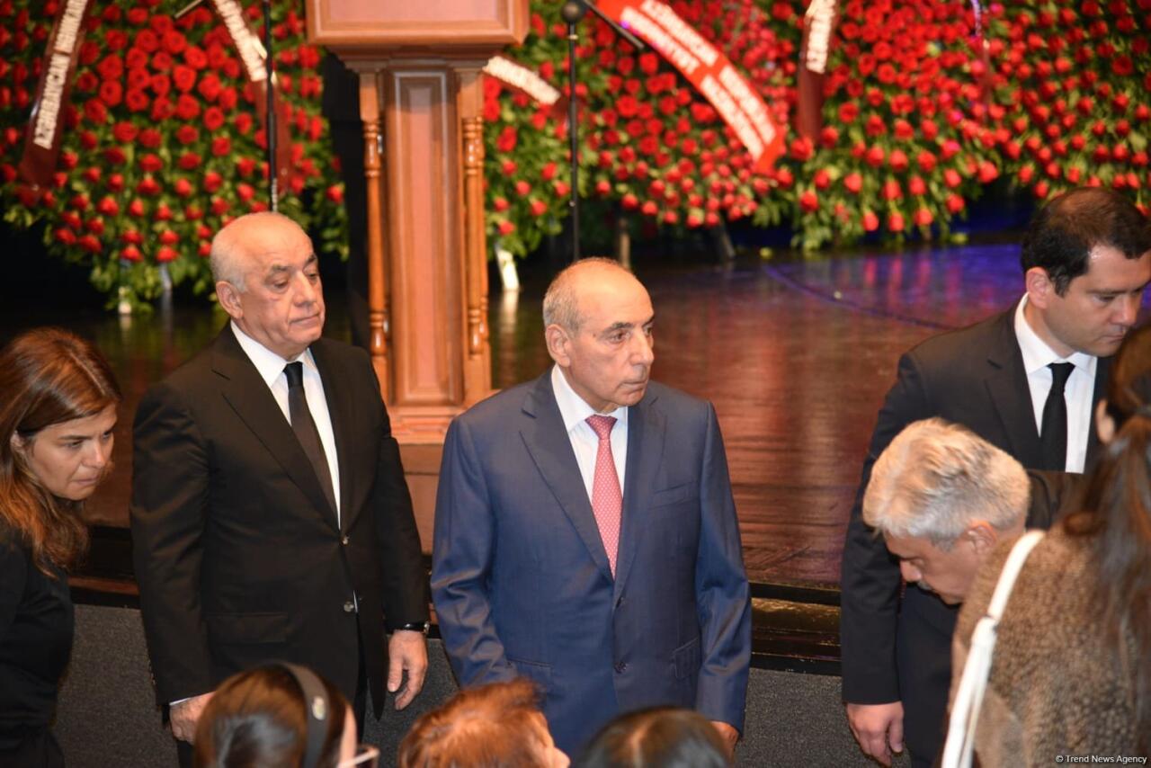 Xalq yazıçısı Elçin Əfəndiyev I Fəxri xiyabanda dəfn olunub