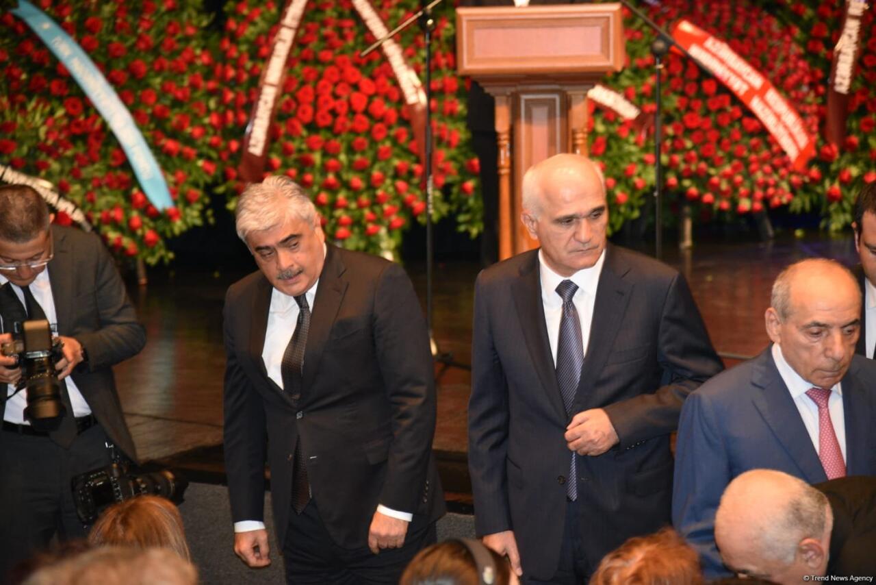 Xalq yazıçısı Elçin Əfəndiyev I Fəxri xiyabanda dəfn olunub