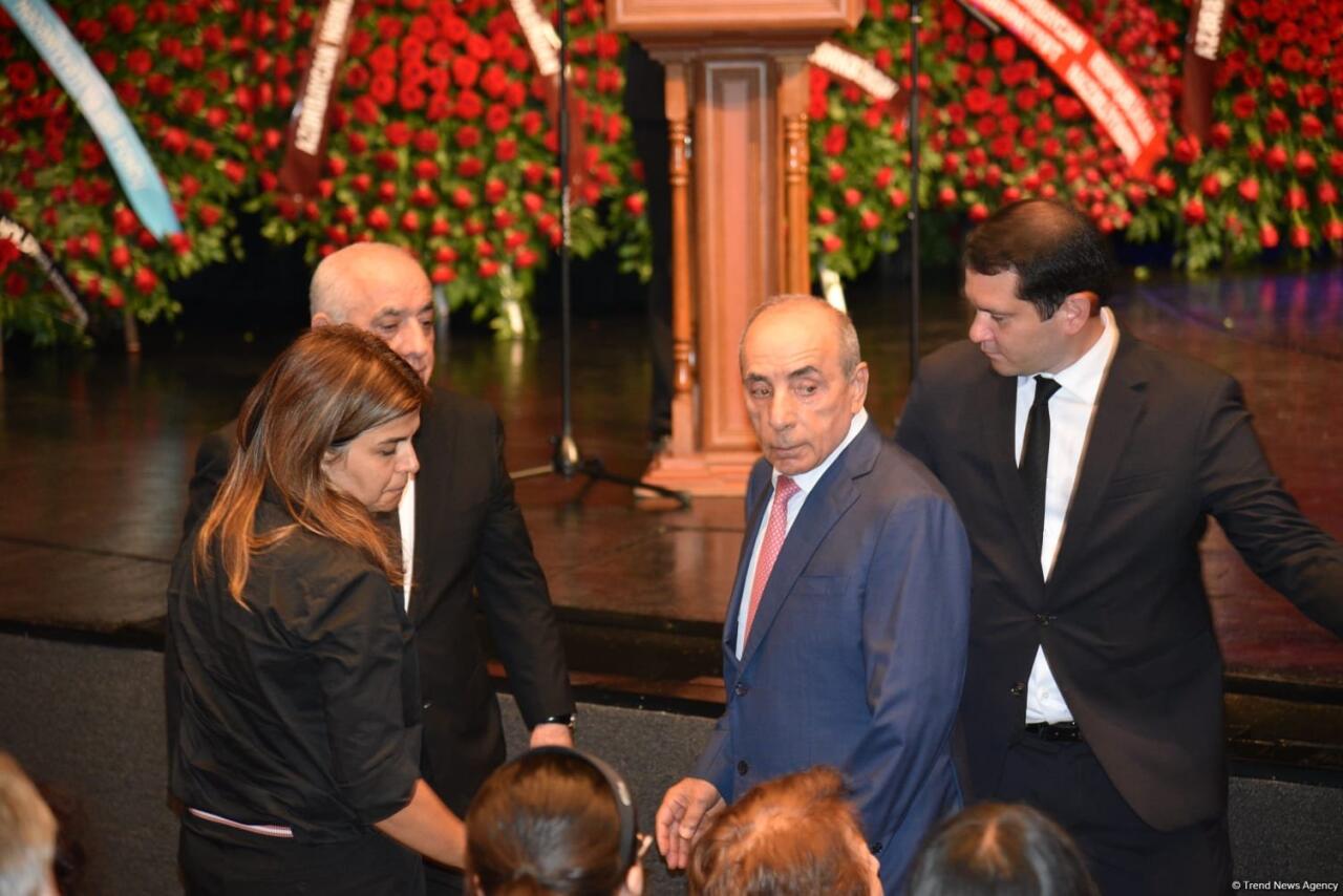 Xalq yazıçısı Elçin Əfəndiyev I Fəxri xiyabanda dəfn olunub