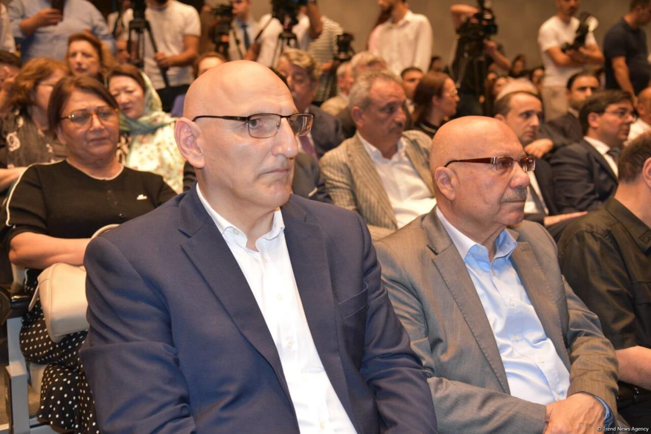 Xalq yazıçısı Elçin Əfəndiyev I Fəxri xiyabanda dəfn olunub