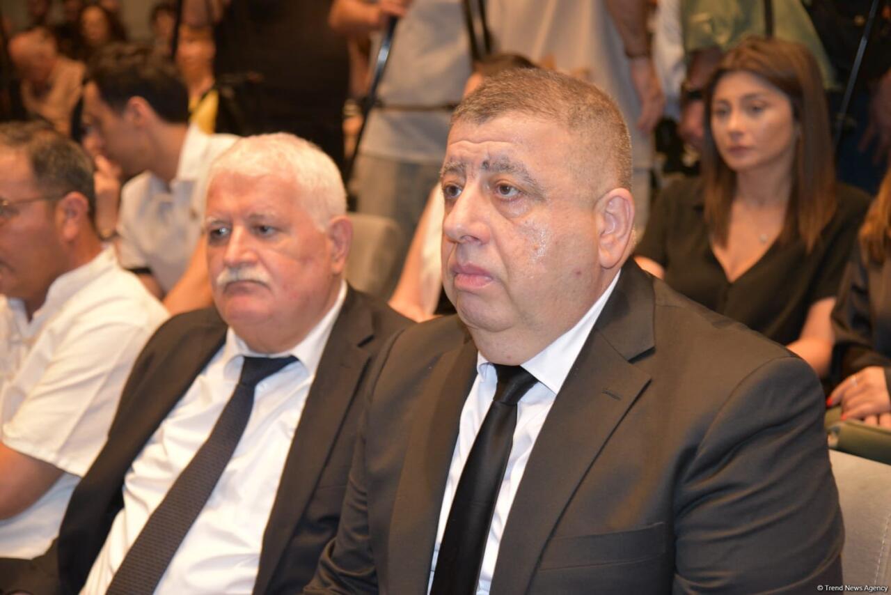 Xalq yazıçısı Elçin Əfəndiyev I Fəxri xiyabanda dəfn olunub