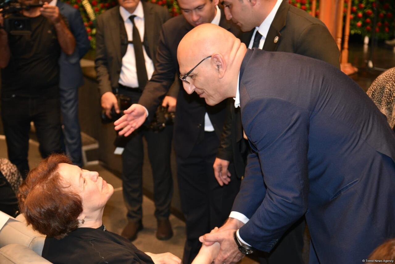 Xalq yazıçısı Elçin Əfəndiyev I Fəxri xiyabanda dəfn olunub