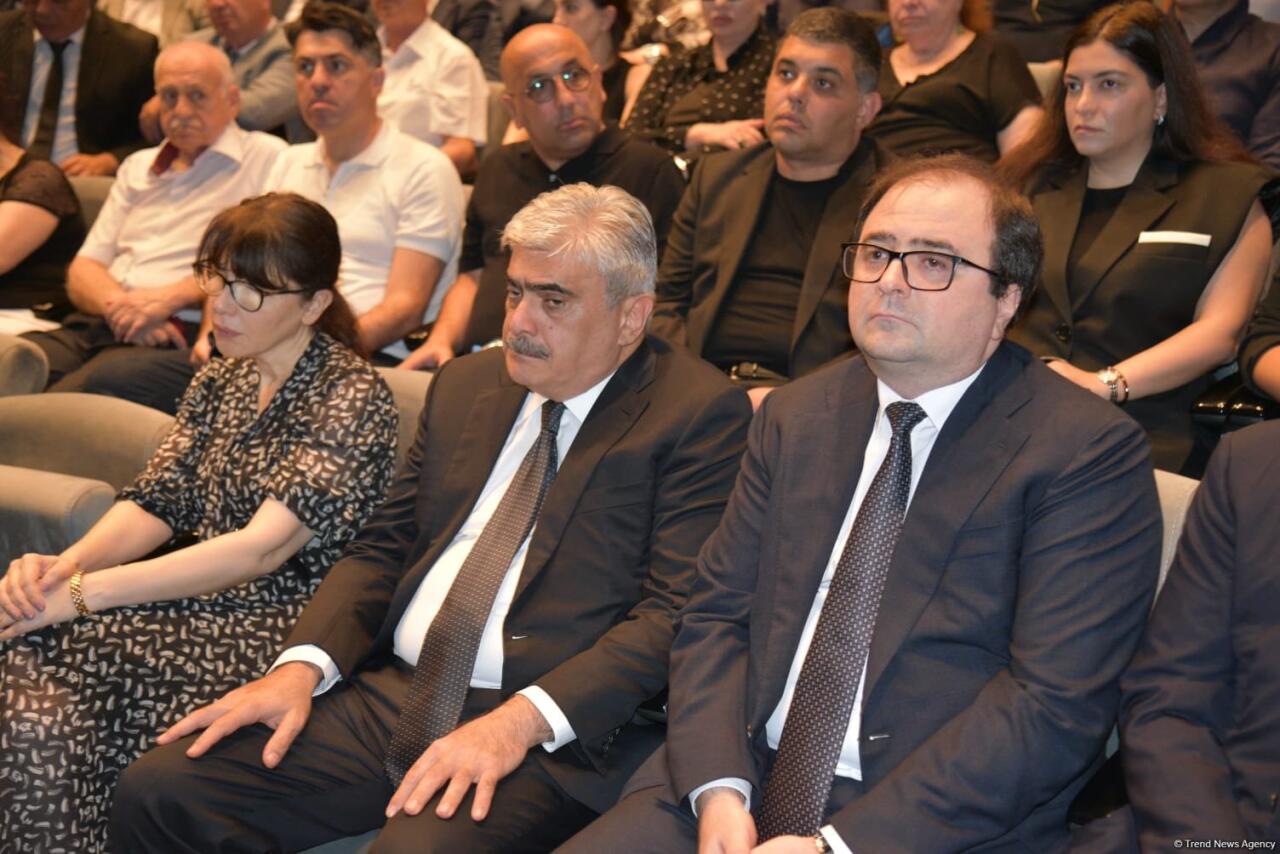 Xalq yazıçısı Elçin Əfəndiyev I Fəxri xiyabanda dəfn olunub