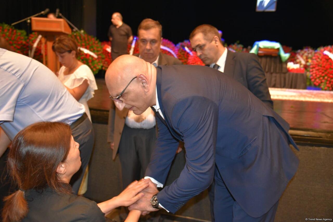 Xalq yazıçısı Elçin Əfəndiyev I Fəxri xiyabanda dəfn olunub