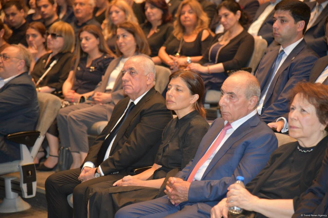 Xalq yazıçısı Elçin Əfəndiyev I Fəxri xiyabanda dəfn olunub