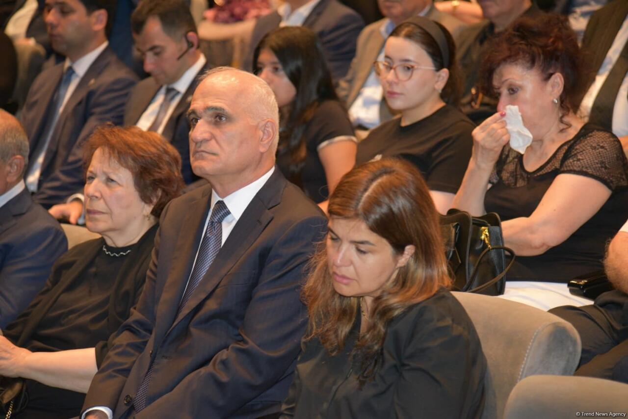 Xalq yazıçısı Elçin Əfəndiyev I Fəxri xiyabanda dəfn olunub