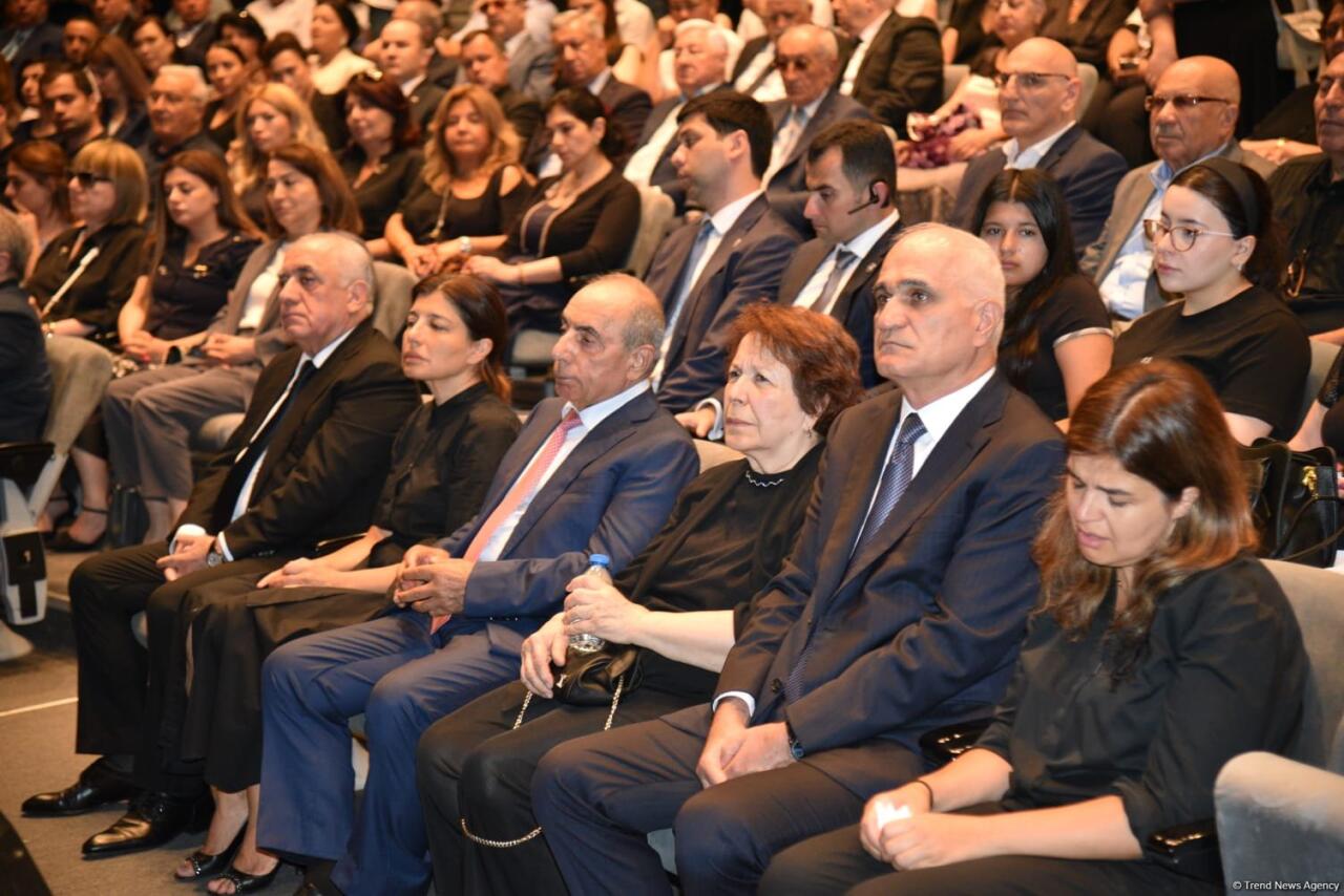 Xalq yazıçısı Elçin Əfəndiyev I Fəxri xiyabanda dəfn olunub