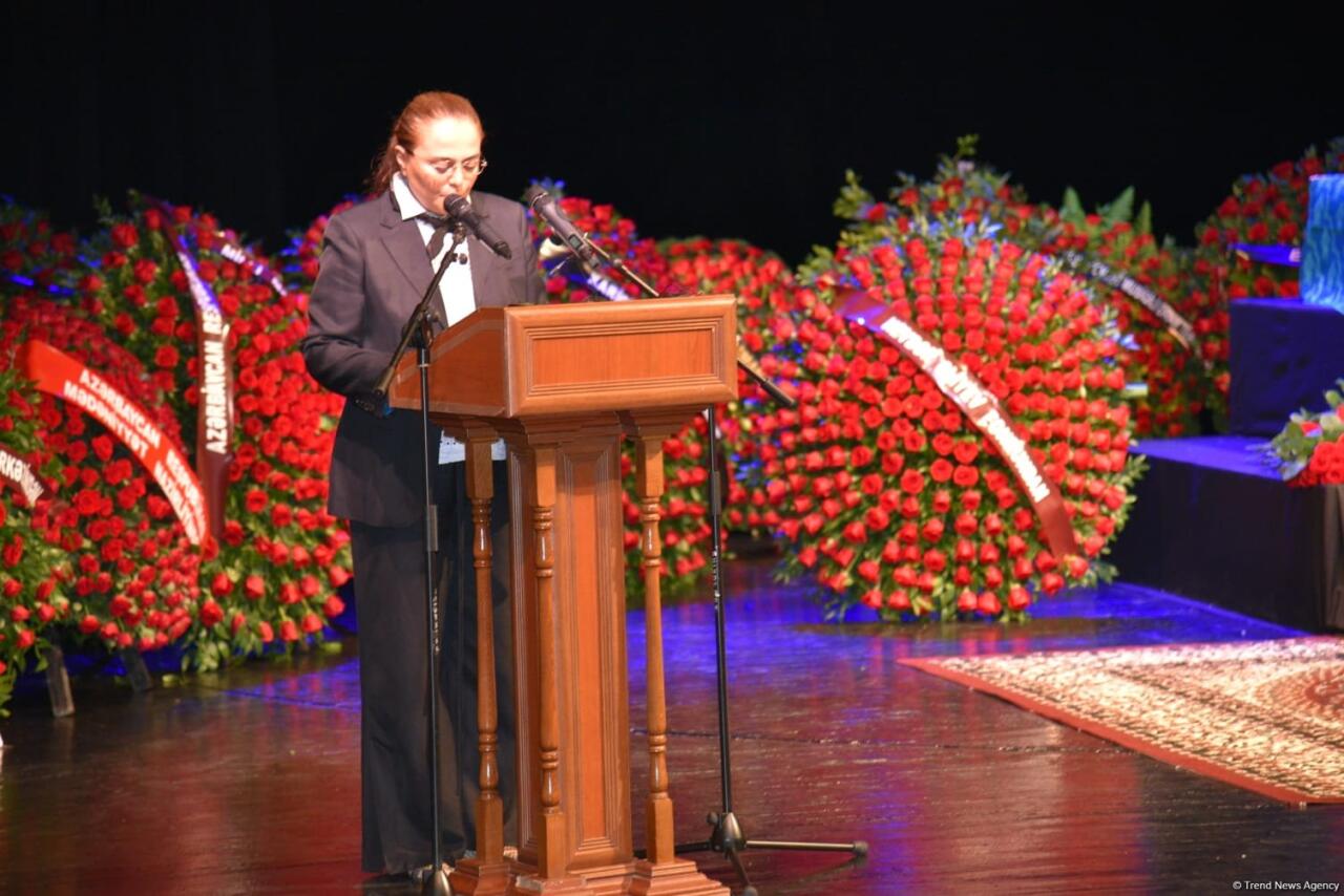 Xalq yazıçısı Elçin Əfəndiyev I Fəxri xiyabanda dəfn olunub