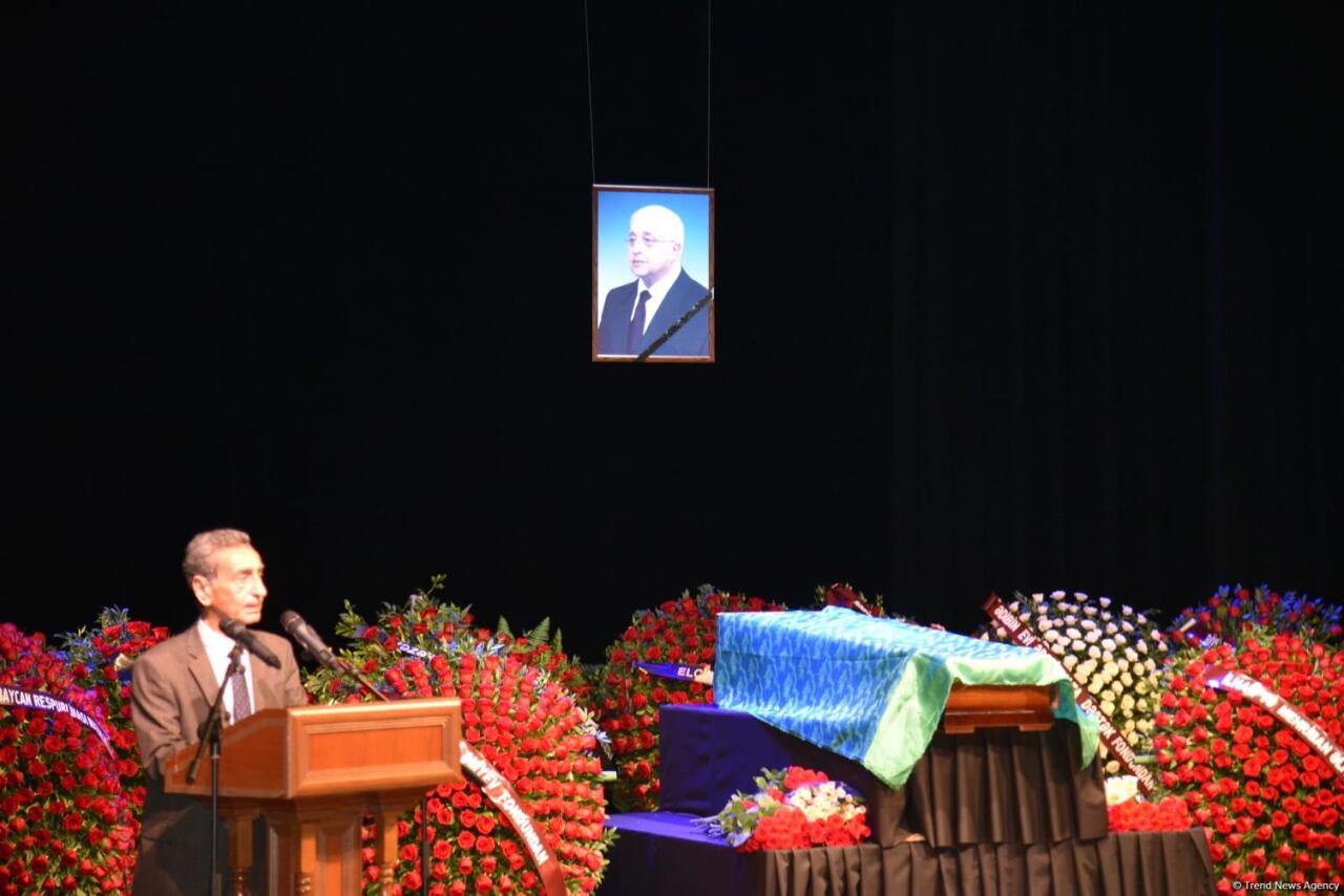 Xalq yazıçısı Elçin Əfəndiyev I Fəxri xiyabanda dəfn olunub