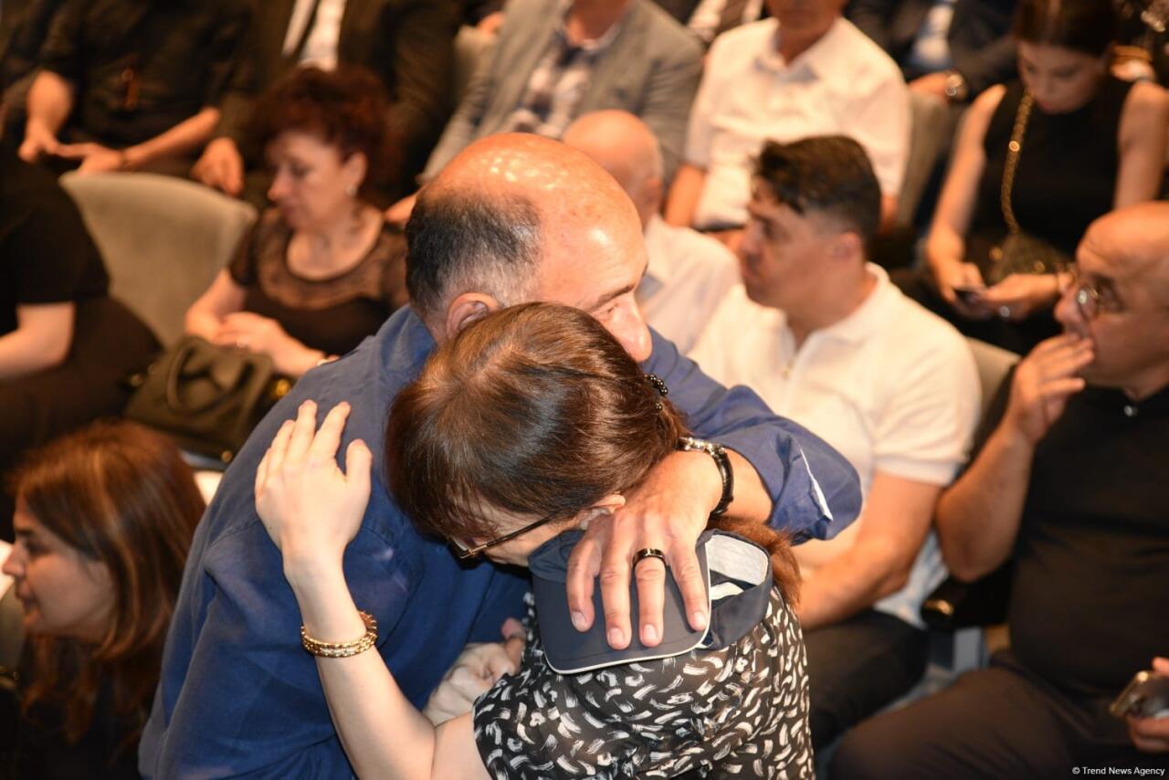 Xalq yazıçısı Elçin Əfəndiyev I Fəxri xiyabanda dəfn olunub