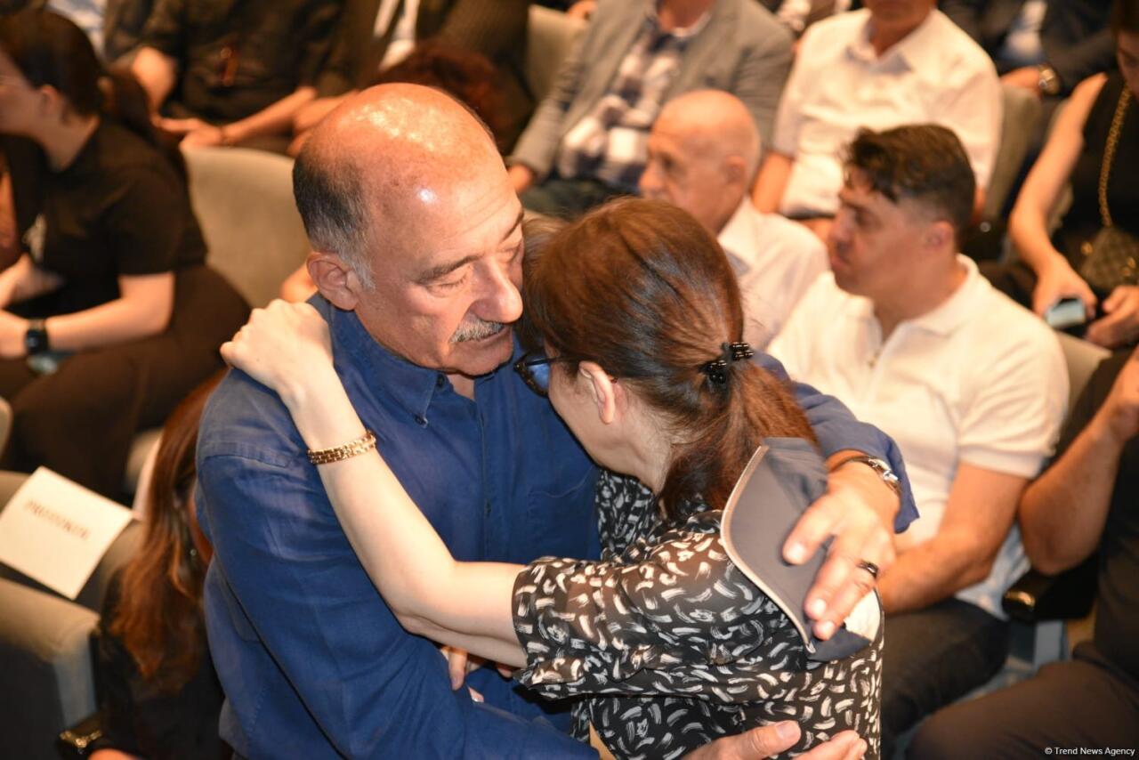Xalq yazıçısı Elçin Əfəndiyev I Fəxri xiyabanda dəfn olunub