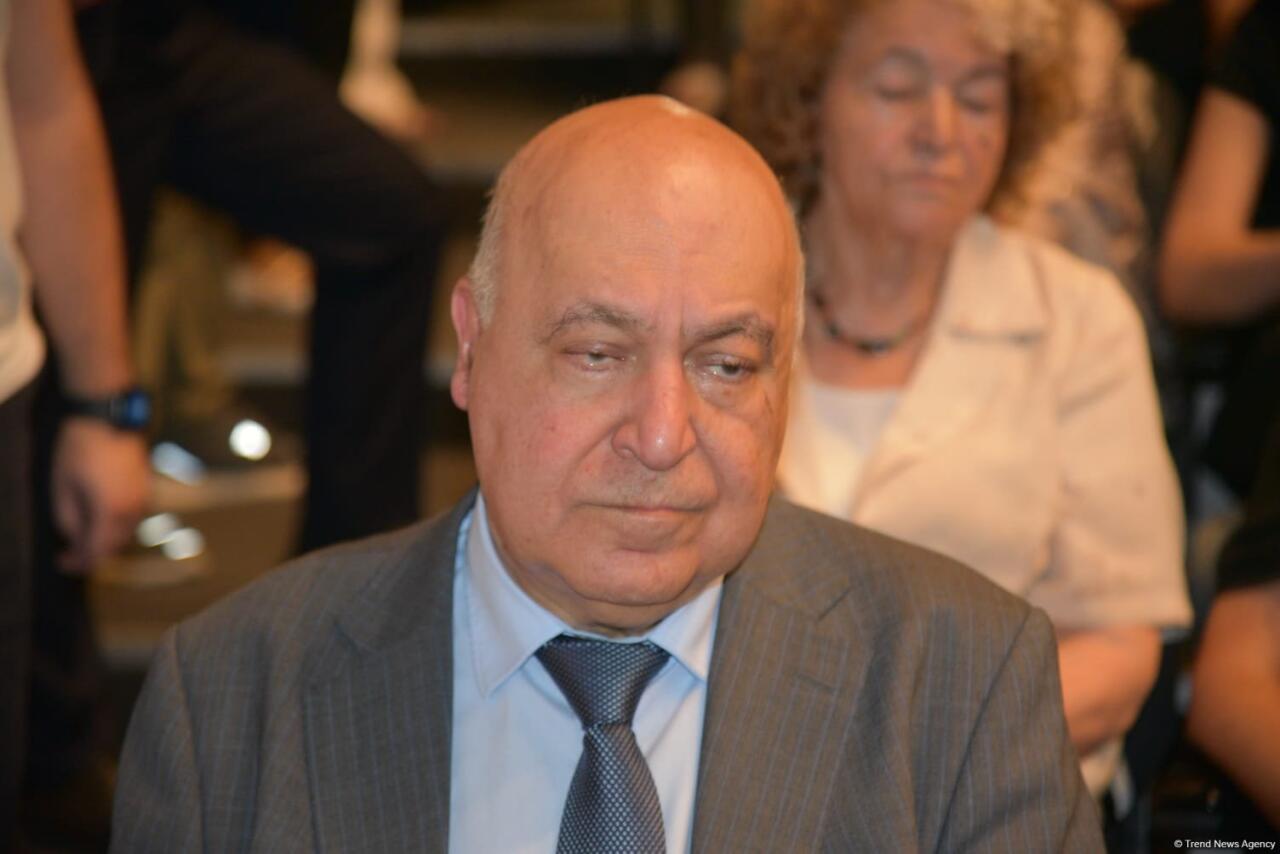 Xalq yazıçısı Elçin Əfəndiyev I Fəxri xiyabanda dəfn olunub
