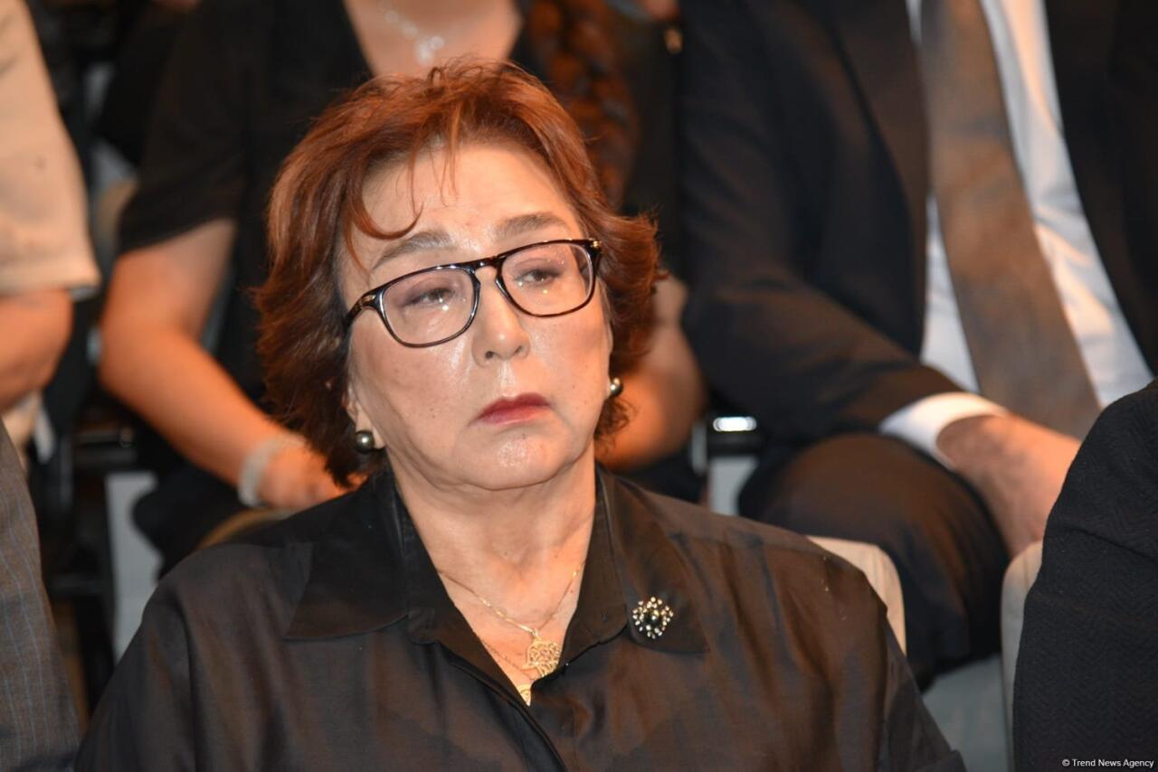 Xalq yazıçısı Elçin Əfəndiyev I Fəxri xiyabanda dəfn olunub