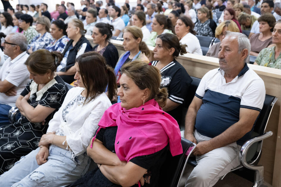 Ermənistan silahlı qüvvələrinin hücumları nəticəsində doğmaları itkin düşmüş, yaralanmış, mina qurbanı olmuş, əsirlikdə işgəncələrə məruz qalmış şəxslər məhkəmədə ifadə veriblər