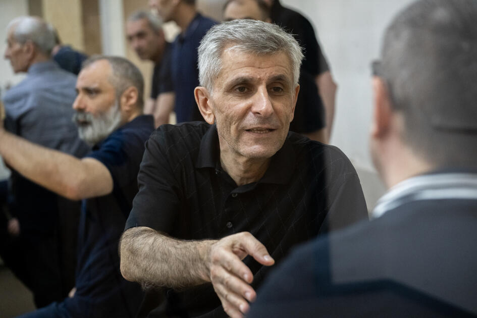 Ermənistan silahlı qüvvələrinin hücumları nəticəsində doğmaları itkin düşmüş, yaralanmış, mina qurbanı olmuş, əsirlikdə işgəncələrə məruz qalmış şəxslər məhkəmədə ifadə veriblər
