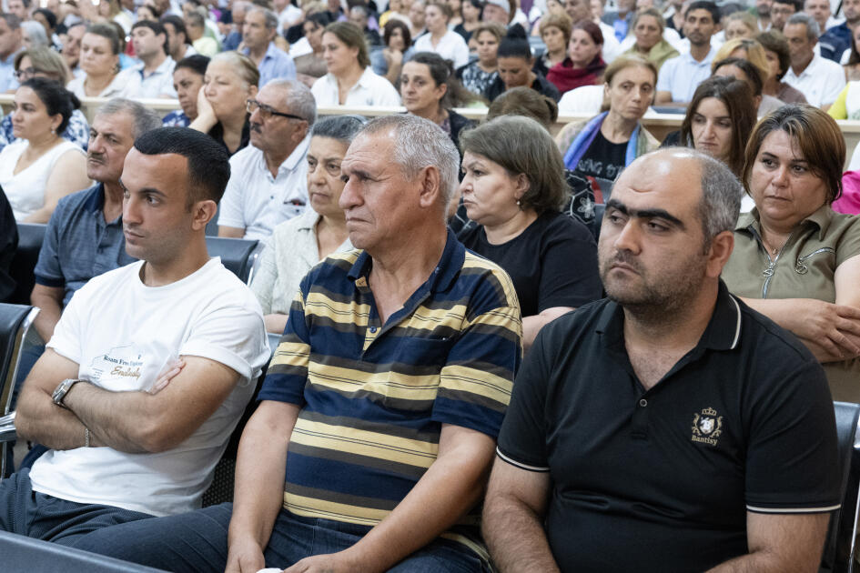 Ermənistan silahlı qüvvələrinin hücumları nəticəsində doğmaları itkin düşmüş, yaralanmış, mina qurbanı olmuş, əsirlikdə işgəncələrə məruz qalmış şəxslər məhkəmədə ifadə veriblər