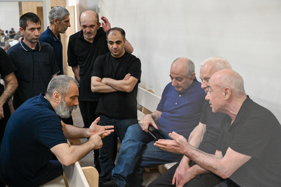 Ermənistan silahlı qüvvələrinin hücumları nəticəsində doğmaları itkin düşmüş, yaralanmış, mina qurbanı olmuş, əsirlikdə işgəncələrə məruz qalmış şəxslər məhkəmədə ifadə veriblər