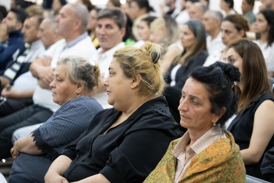 Ermənistan silahlı qüvvələrinin hücumları nəticəsində doğmaları itkin düşmüş, yaralanmış, mina qurbanı olmuş, əsirlikdə işgəncələrə məruz qalmış şəxslər məhkəmədə ifadə veriblər