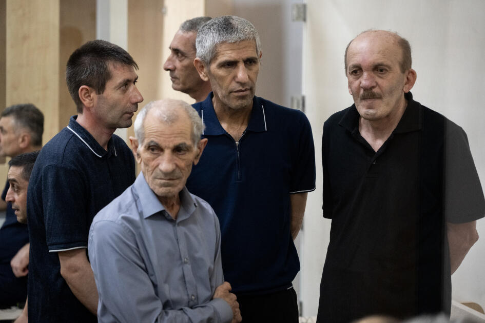 Ermənistan silahlı qüvvələrinin hücumları nəticəsində doğmaları itkin düşmüş, yaralanmış, mina qurbanı olmuş, əsirlikdə işgəncələrə məruz qalmış şəxslər məhkəmədə ifadə veriblər