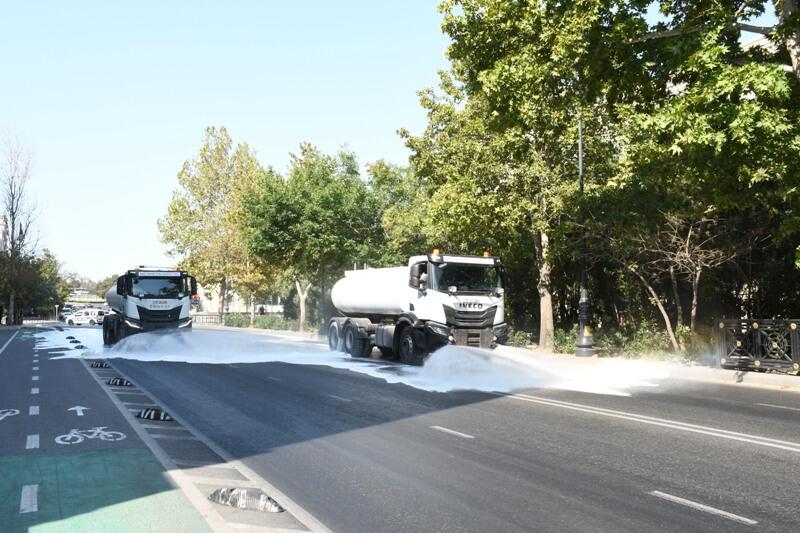 Paytaxtın küçələri yenidən yuyulub, yaşıllıqlara qulluq göstərilib