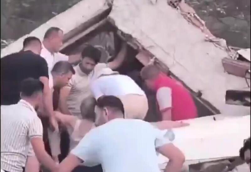 Несколько человек спасли из-под завалов в Балыкесире