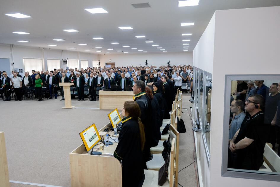 Ermənistan silahlı qüvvələrinin hücumları nəticəsində doğmaları öldürülmüş, yaralanmış, mina qurbanı olmuş, əsirlikdə və girovluqda işgəncələrə məruz qalmış şəxslər məhkəmədə ifadə veriblər