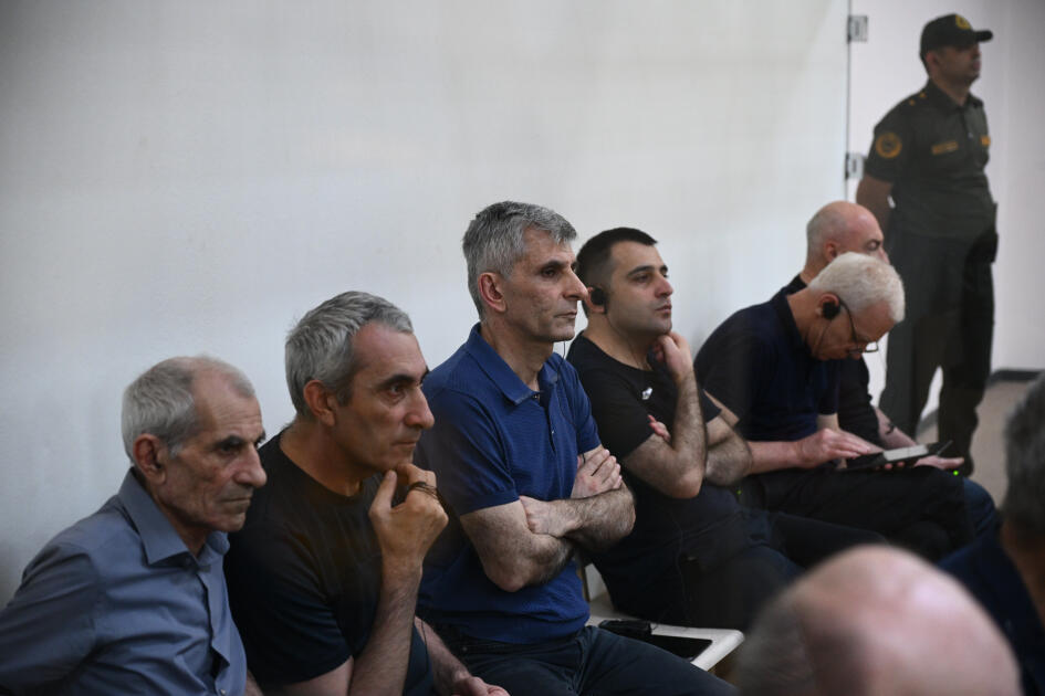 Ermənistan silahlı qüvvələrinin hücumları nəticəsində doğmaları öldürülmüş, yaralanmış, mina qurbanı olmuş, əsirlikdə və girovluqda işgəncələrə məruz qalmış şəxslər məhkəmədə ifadə veriblər
