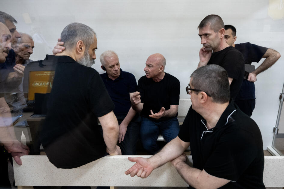 Ermənistan silahlı qüvvələrinin hücumları nəticəsində doğmaları öldürülmüş, yaralanmış, mina qurbanı olmuş, əsirlikdə və girovluqda işgəncələrə məruz qalmış şəxslər məhkəmədə ifadə veriblər