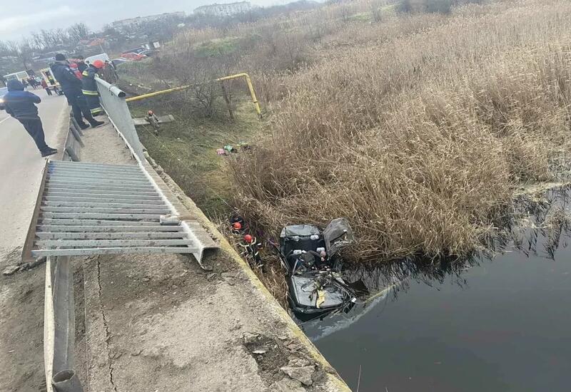 В Исмаиллы Mercedes упал с моста