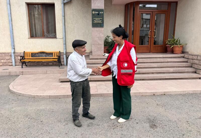 Представители Азербайджанского общества Красного Полумесяца посетили жителей армянского происхождения в Ханкенди