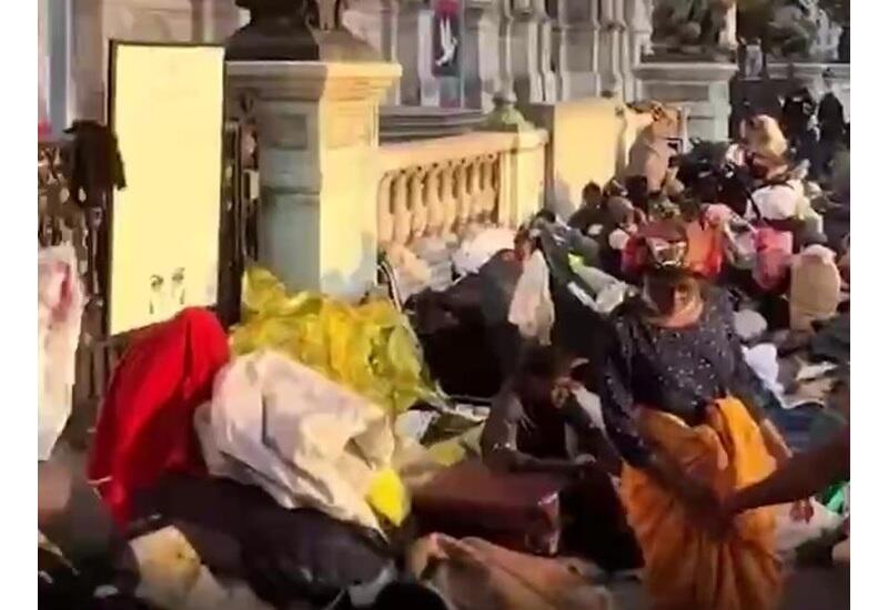 Лагерь мигрантов у мэрии Парижа