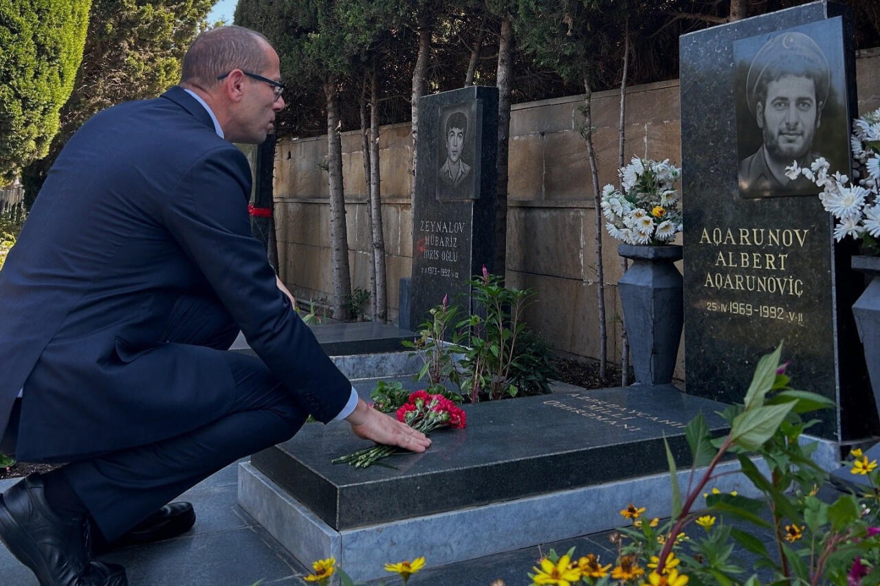 İsrailin Azərbaycandakı yeni səfiri Fəxri və Şəhidlər xiyabanlarını ziyarət edib