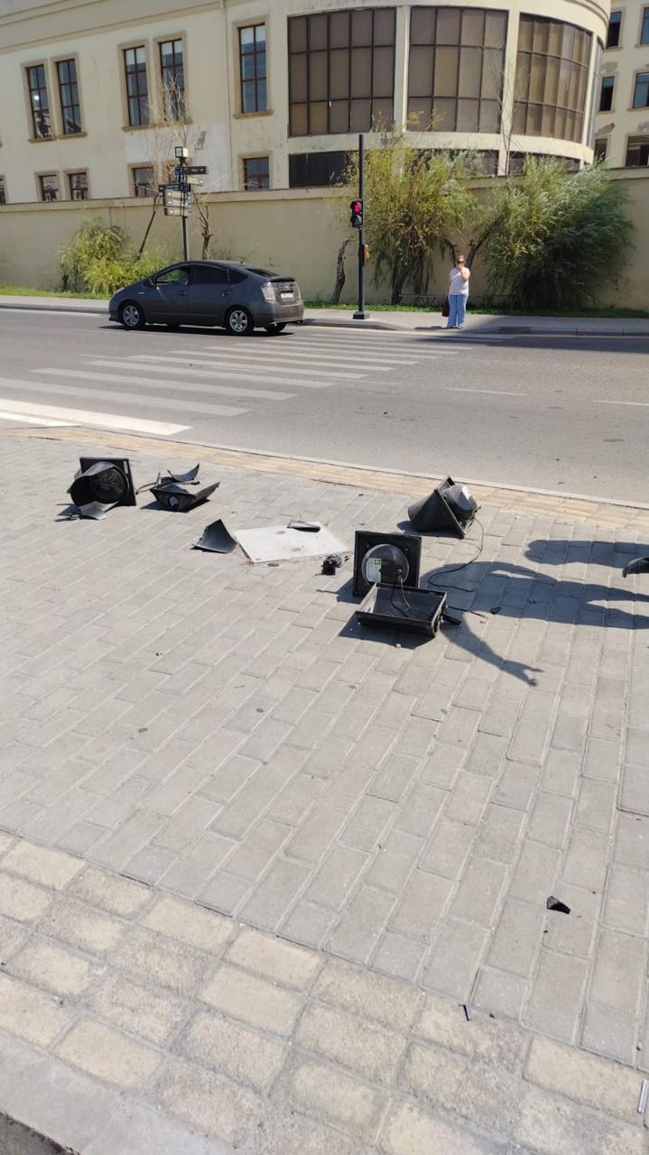 Qəza oldu, işıqfor yararsız vəziyyətə düşdü