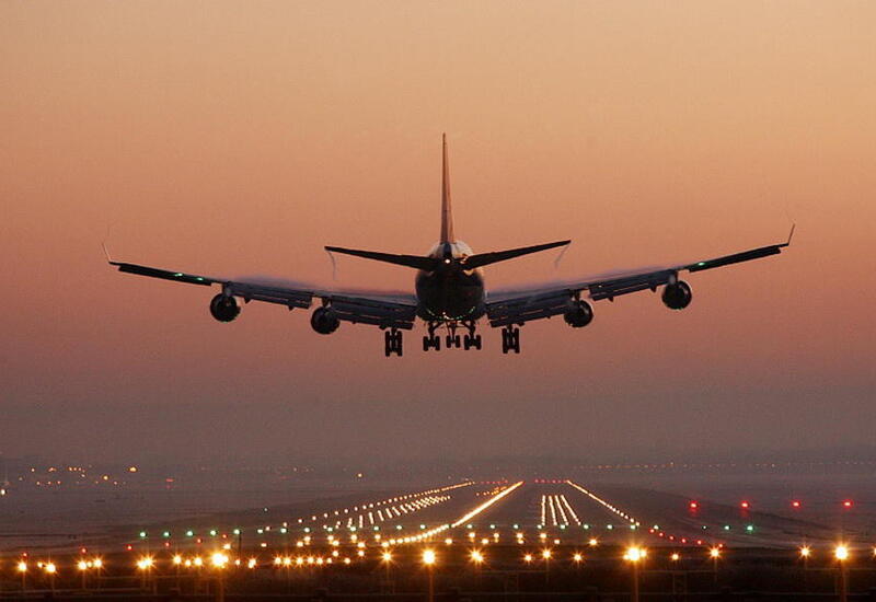 Bu ölkəyə uçan təyyarə Bakıda məcburi eniş etdi
