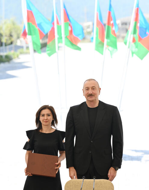 Президент Ильхам Алиев и Первая леди Мехрибан Алиева встретились с жителями города Кяльбаджар