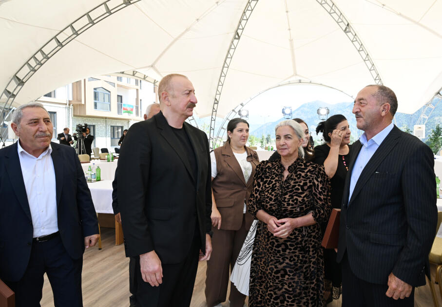 Prezident İlham Əliyev və Birinci xanım Mehriban Əliyevanın Kəlbəcər şəhərinin sakinləri ilə səmimi söhbəti