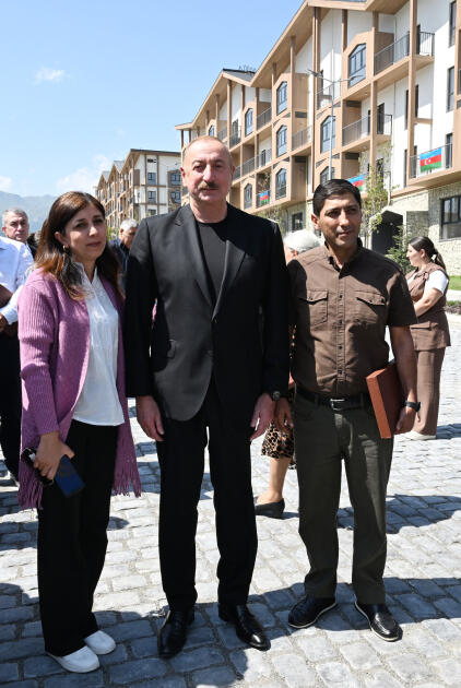 Prezident İlham Əliyev və Birinci xanım Mehriban Əliyevanın Kəlbəcər şəhərinin sakinləri ilə səmimi söhbəti