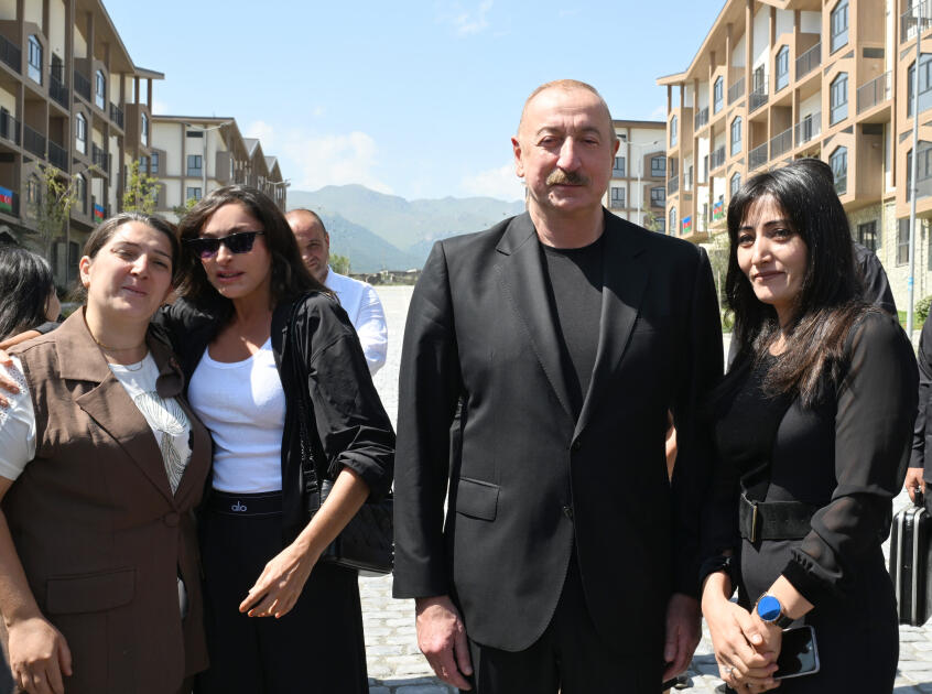 Prezident İlham Əliyev və Birinci xanım Mehriban Əliyevanın Kəlbəcər şəhərinin sakinləri ilə səmimi söhbəti