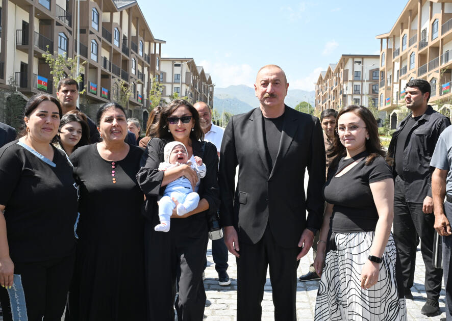 Prezident İlham Əliyev və Birinci xanım Mehriban Əliyevanın Kəlbəcər şəhərinin sakinləri ilə səmimi söhbəti