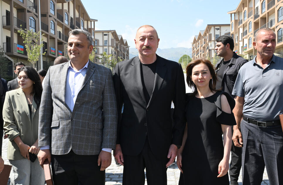 Prezident İlham Əliyev və Birinci xanım Mehriban Əliyevanın Kəlbəcər şəhərinin sakinləri ilə səmimi söhbəti