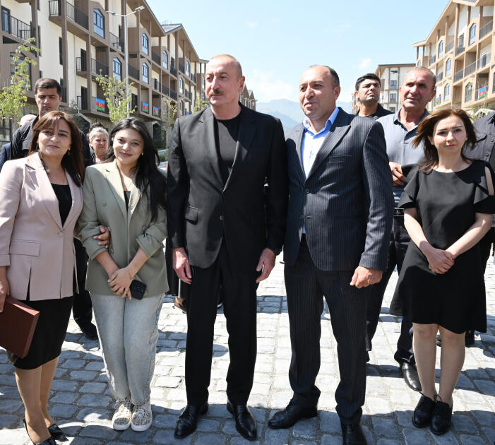 Prezident İlham Əliyev və Birinci xanım Mehriban Əliyevanın Kəlbəcər şəhərinin sakinləri ilə səmimi söhbəti