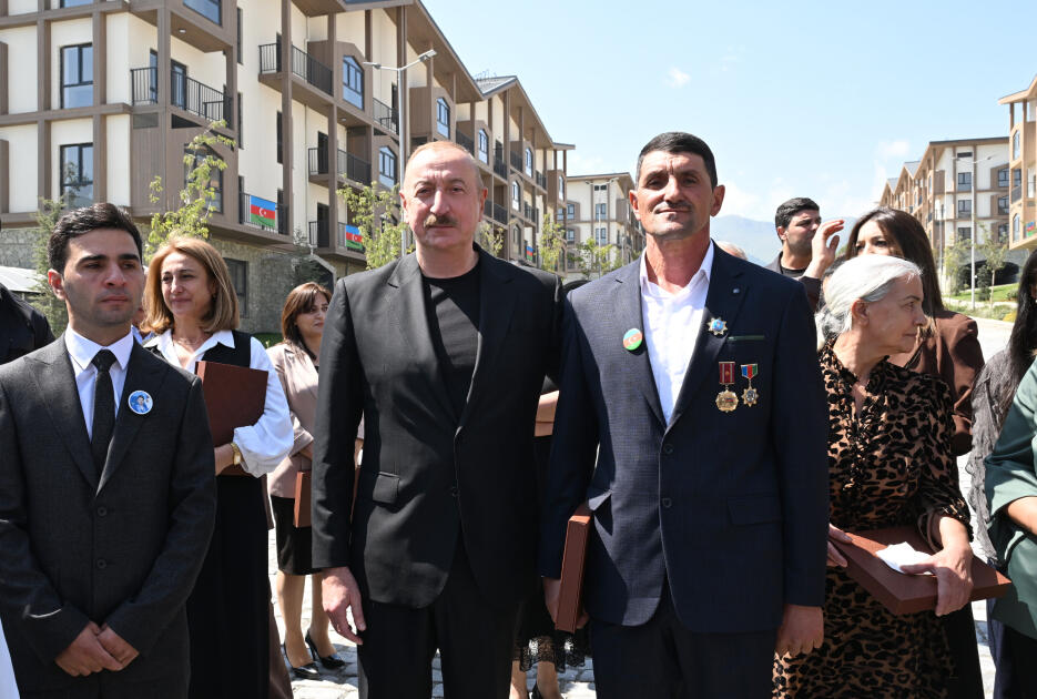 Prezident İlham Əliyev və Birinci xanım Mehriban Əliyevanın Kəlbəcər şəhərinin sakinləri ilə səmimi söhbəti